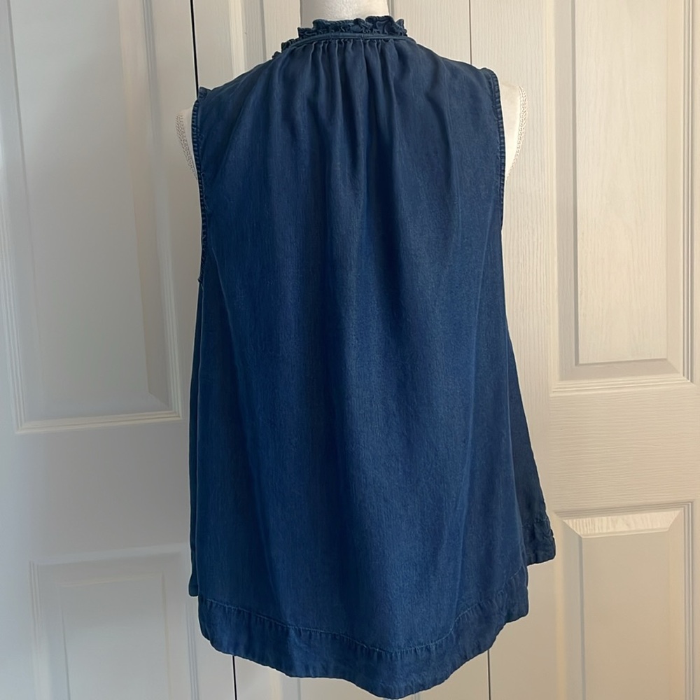 Anne Klein Women’s SZ M Sleeveless Pullover Ruffle Neck Denim -Look Soft Top - Picture 4 of 13